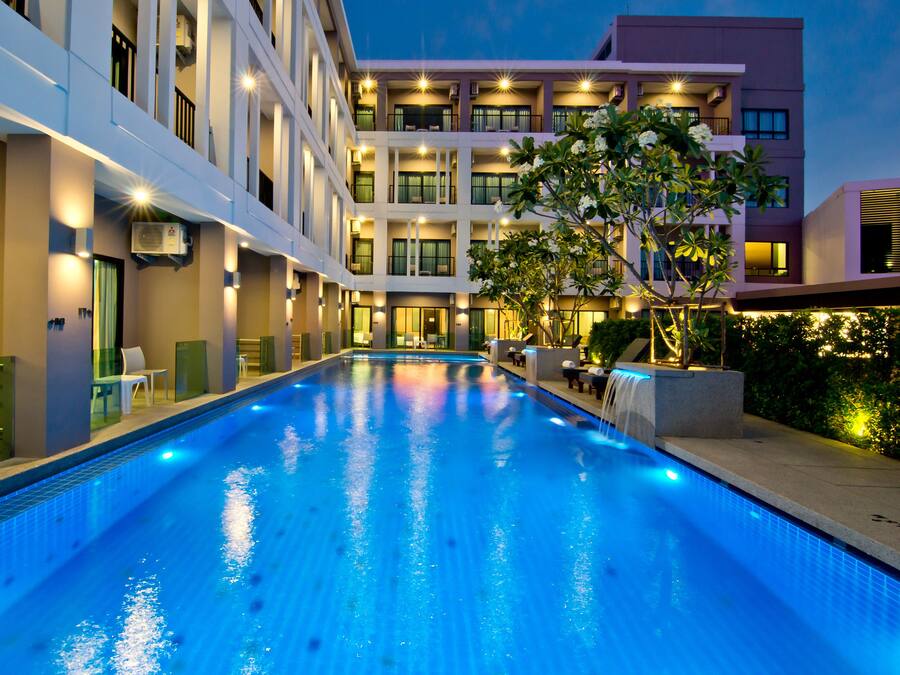 Outdoor pool, pool umbrellas, sun loungers