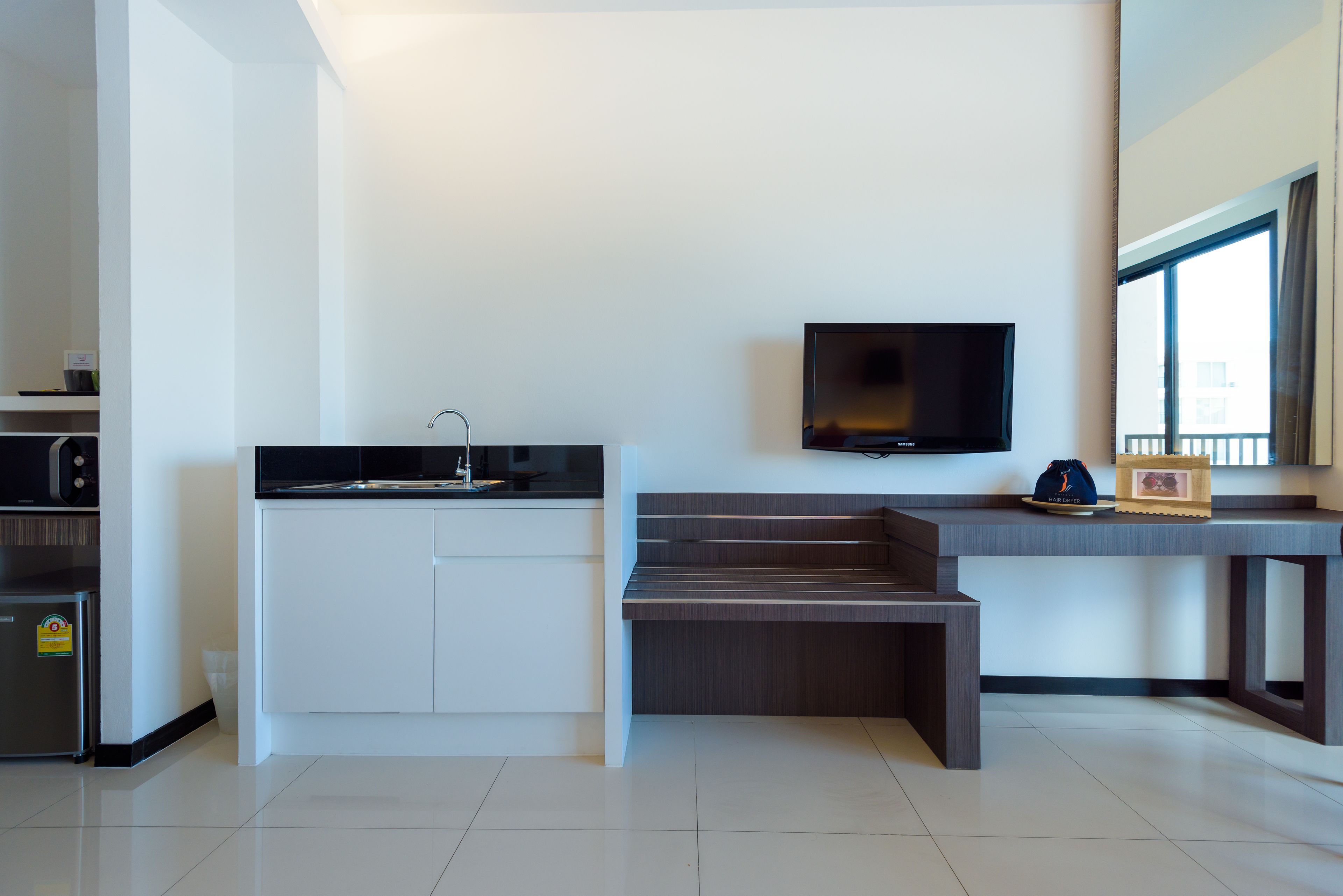 deluxe residence | in-room safe, desk, blackout curtains, free wifi