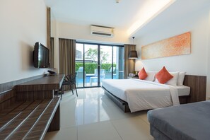 Deluxe kamer, toegang tot zwembad | Een kluis op de kamer, een bureau, verduisterende gordijnen, gratis wifi