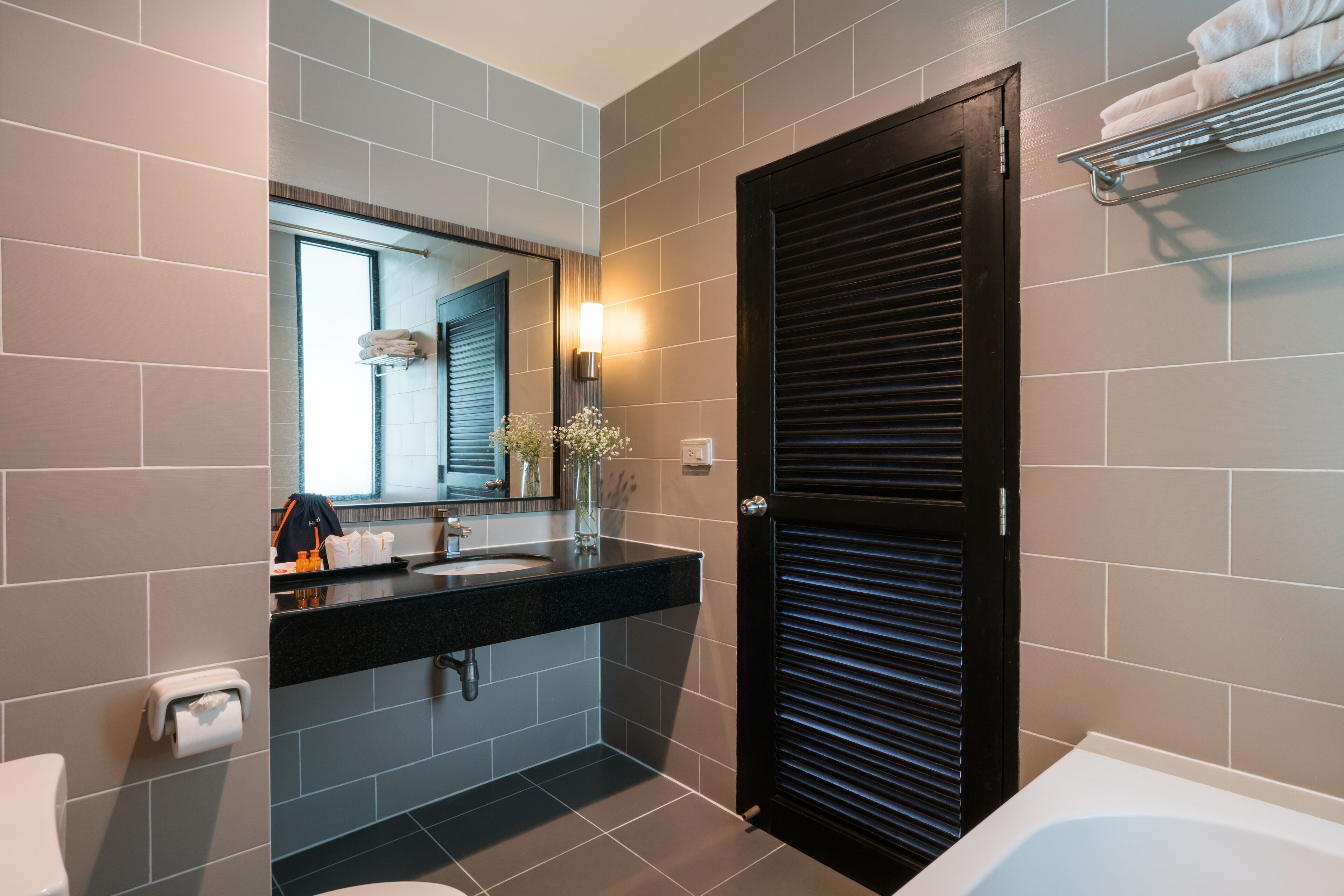 deluxe twin room | bathroom | combined shower/bathtub, free toiletries, hair dryer, towels