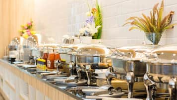 Desayuno buffet (THB 250 por persona)
