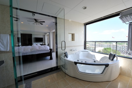 Bañera con ducha, artículos de tocador gratuitos, secador de pelo, bidet