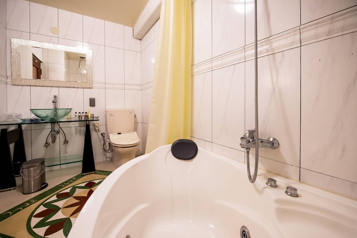 condominium royal suite, non smoking | bathroom | combined shower/bathtub, free toiletries, hair dryer, bidet