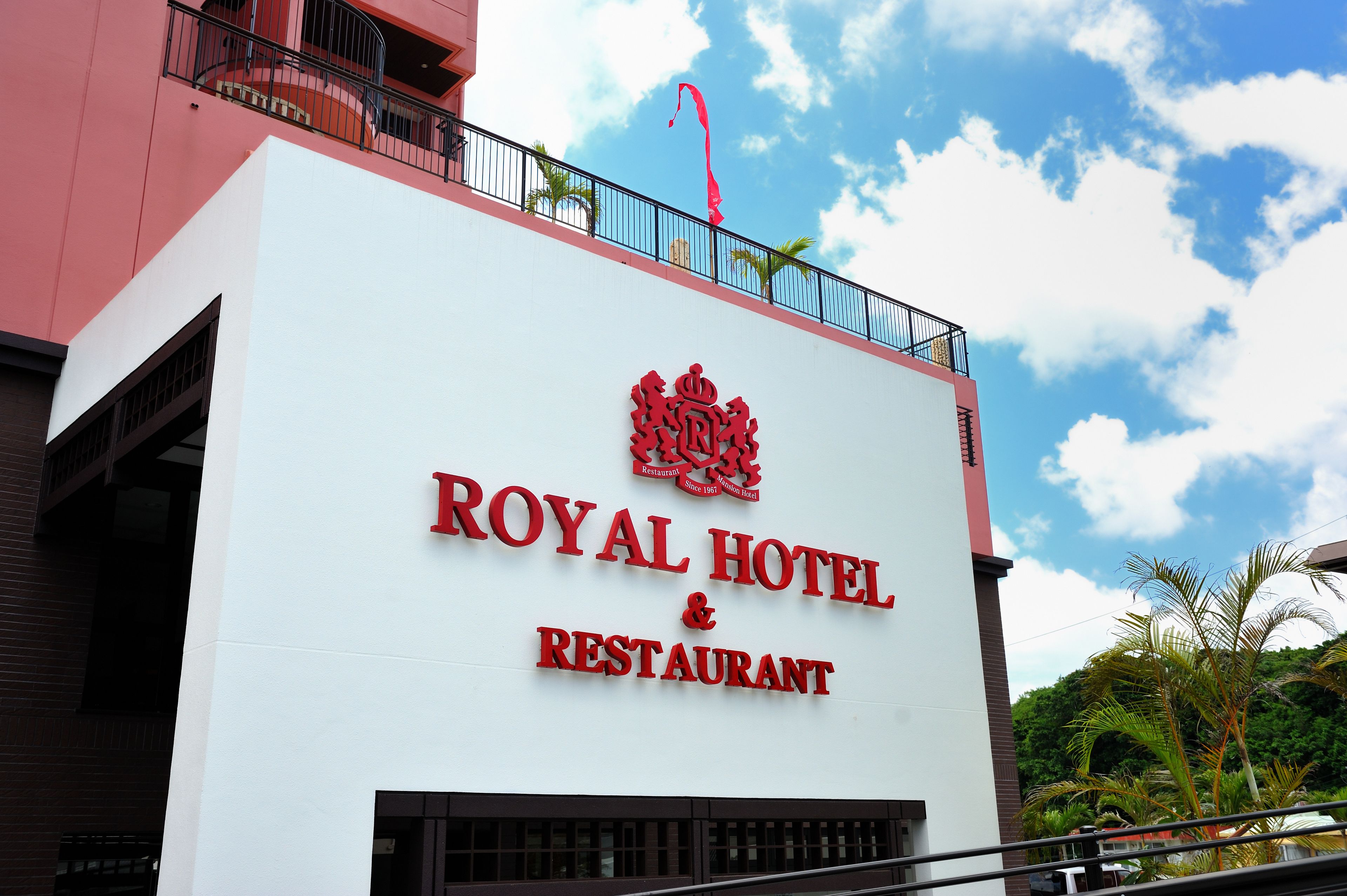 Rakennuksessa on kyltti, jossa lukee: ”ROYAL HOTEL & RESTAURANT”.