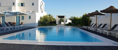 Piscina stagionale all'aperto, ombrelloni da piscina, lettini