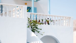 Un edificio blanco con escaleras y sillones de descanso.