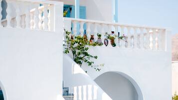 Piscine extérieure (ouverte en saison), parasols de plage
