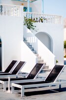 Una piscina al aire libre de temporada, sombrillas