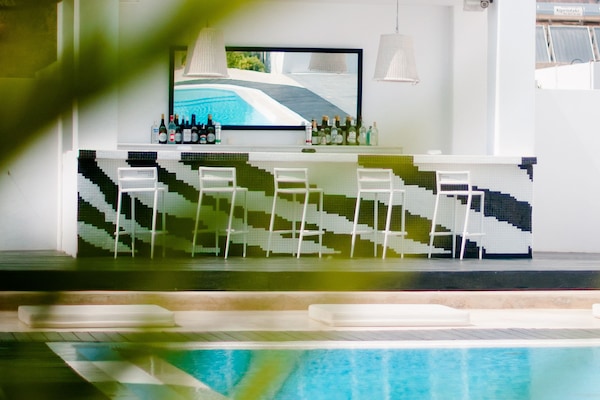 Seasonal outdoor pool, pool umbrellas, sun loungers