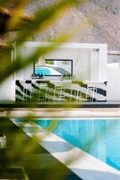 Una piscina al aire libre de temporada, sombrillas