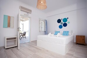Minibar, in-room safe, free WiFi, bed sheets - Villa Markezinis (Santorini)