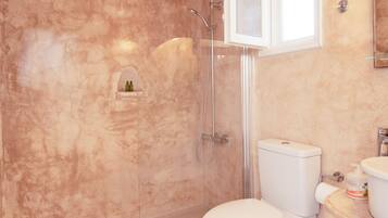 Kamar Triple | Kamar mandi | Shower, pengering rambut, dan handuk