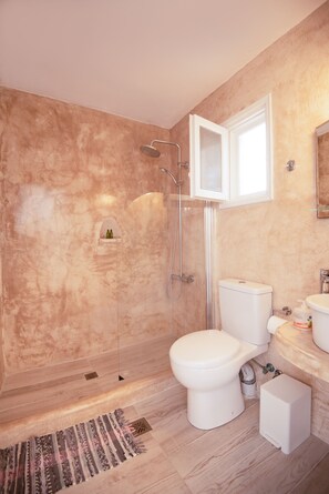 Triple Room | Bathroom | Shower, hair dryer, towels - Villa Markezinis (Santorini)