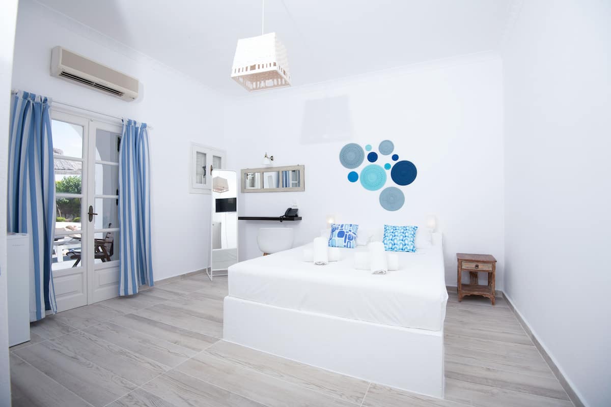 Standard Room | Minibar, in-room safe, free WiFi, bed sheets