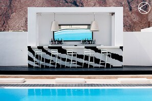 Bar junto a la piscina