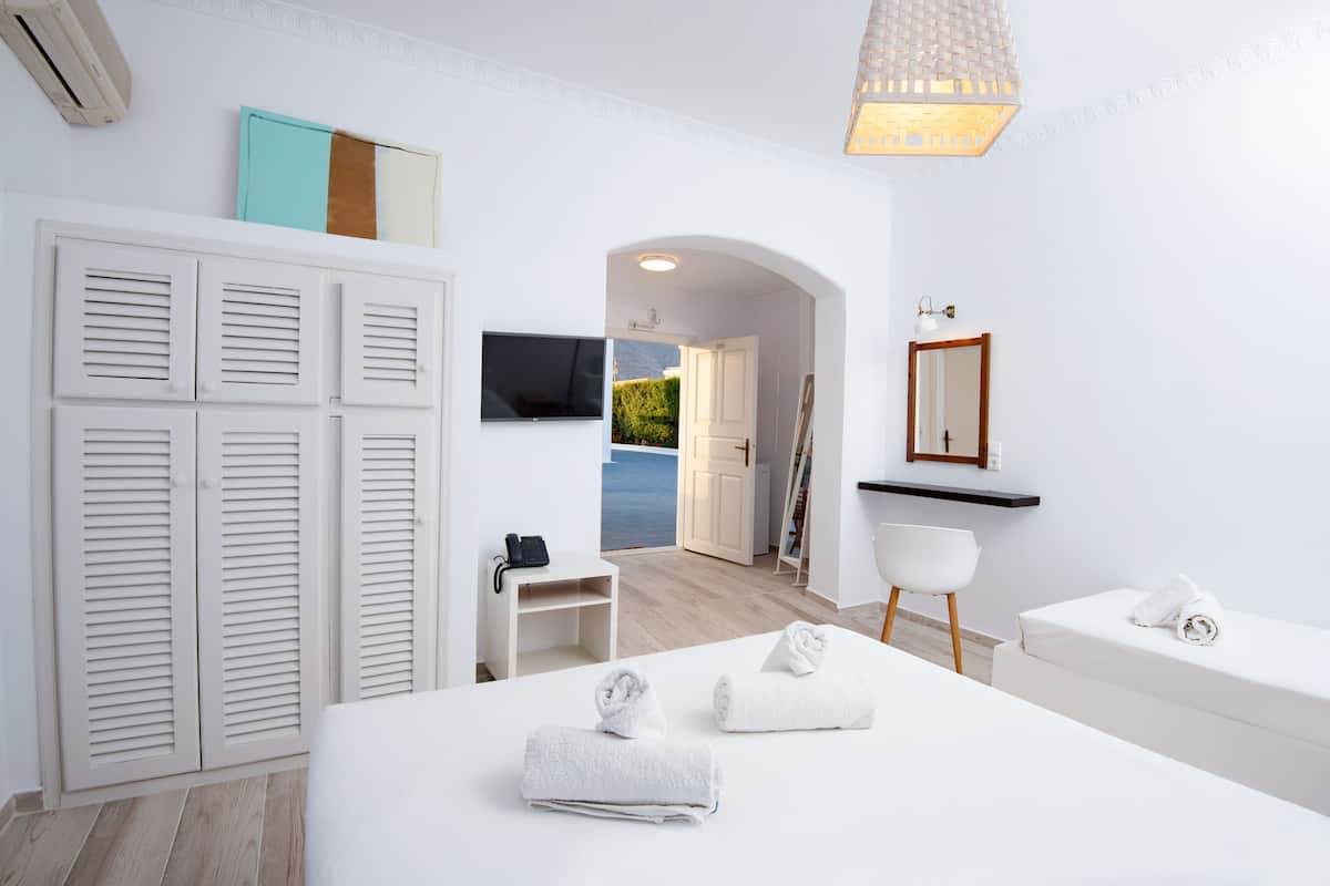Triple Room | Minibar, in-room safe, free WiFi, bed sheets