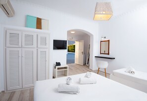 Triple Room | Minibar, in-room safe, free WiFi, bed sheets