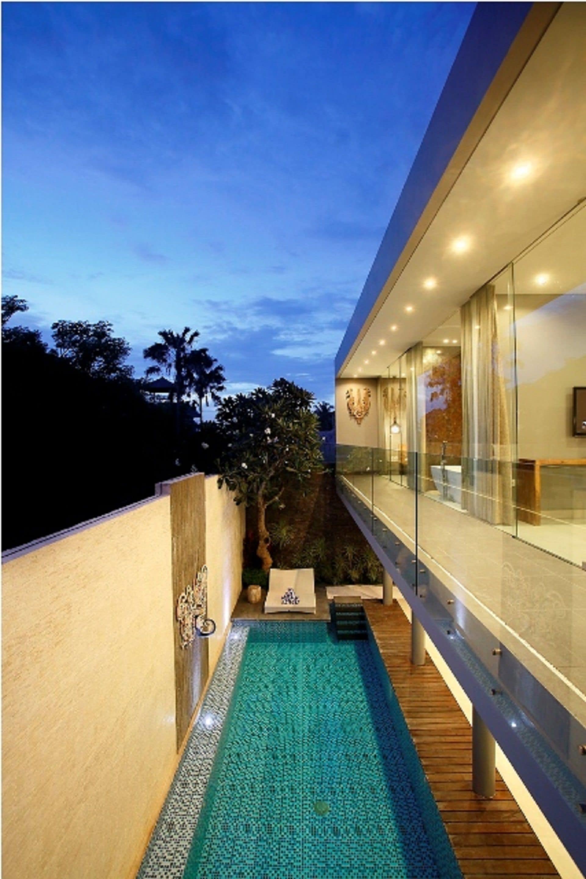 Una piscina techada, una piscina al aire libre