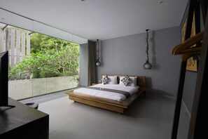 ミニバー、セーフティボックス (室内)、デスク、ノートパソコン用作業スペース