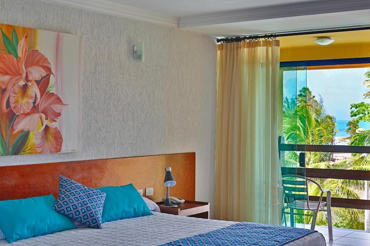 Frigobar, cofres nos quartos, cortinas blackout
