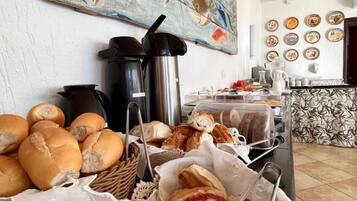 Café da manhã com buffet grátis todos os dias
