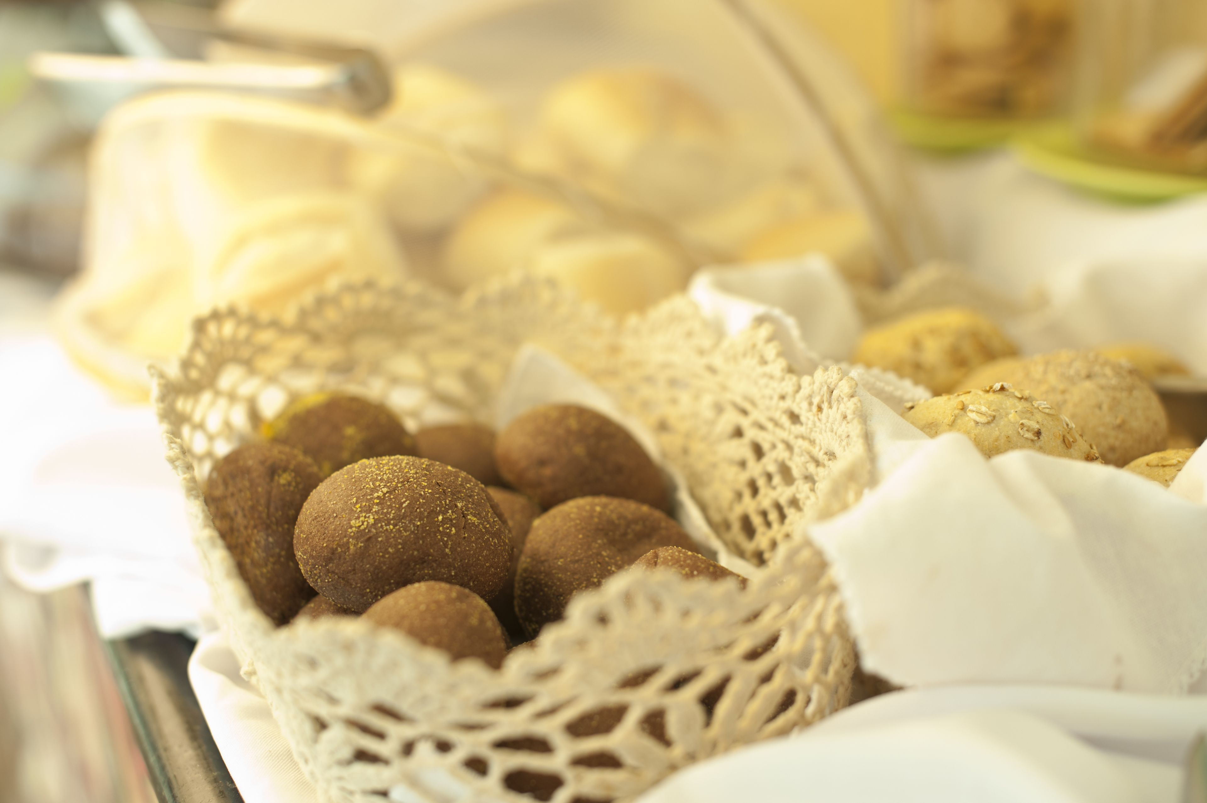 Een mandje met ronde, bruine voedingswaren, mogelijk truffels, in een geweven mand.