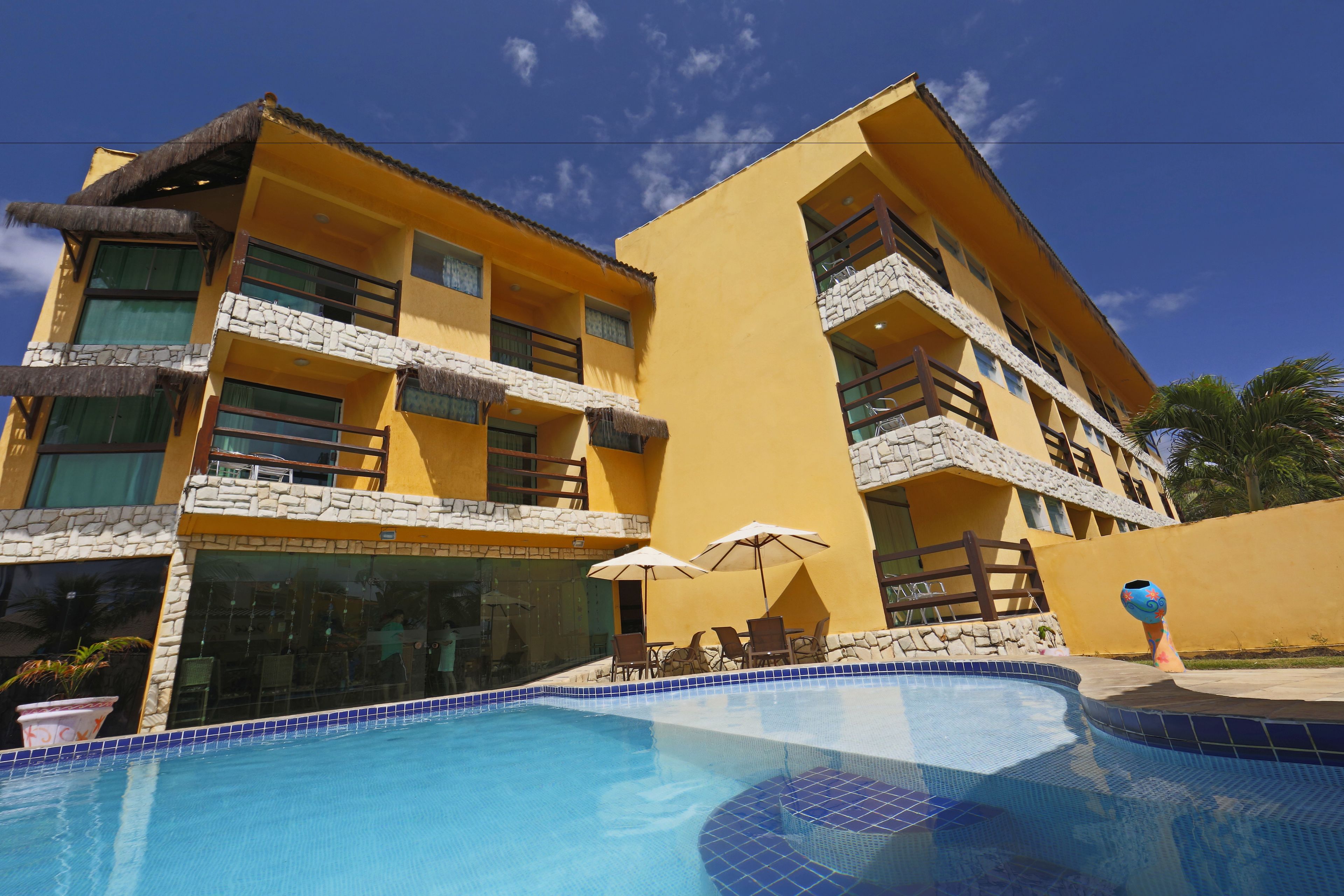 Piscina externa, guarda-sóis, espreguiçadeiras