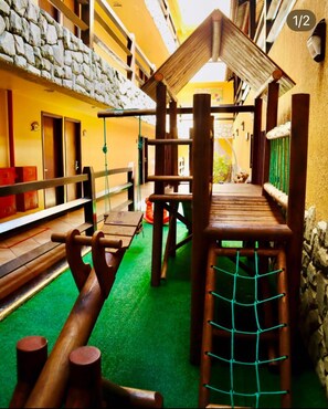 Zona de juegos infantil cubierta