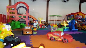 A playroom with various toys and play structures. - Hotel Camburi Praia (São Sebastião)