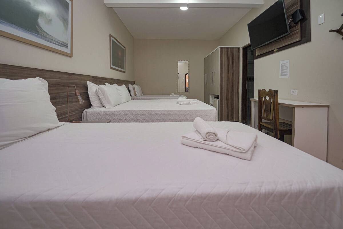 Minibar, in-room safe, desk, WiFi (free)