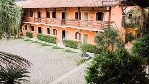 A building with a red-tiled roof and multiple balconies. - Hotel Camburi Praia (São Sebastião)