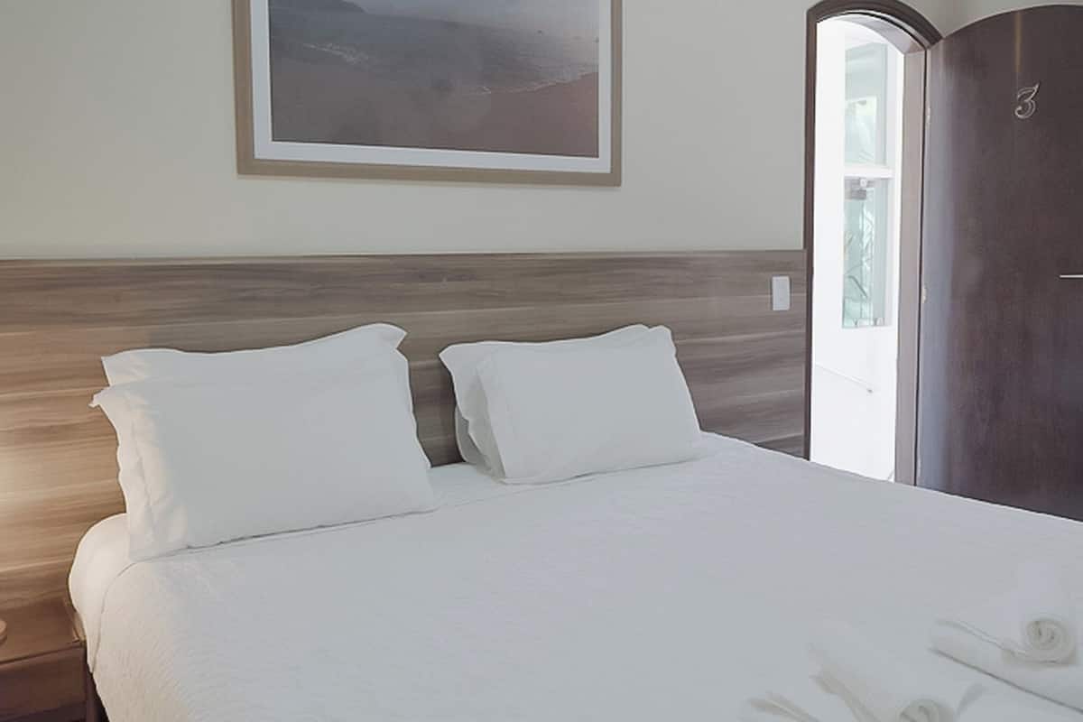 Minibar, in-room safe, desk, WiFi (free)