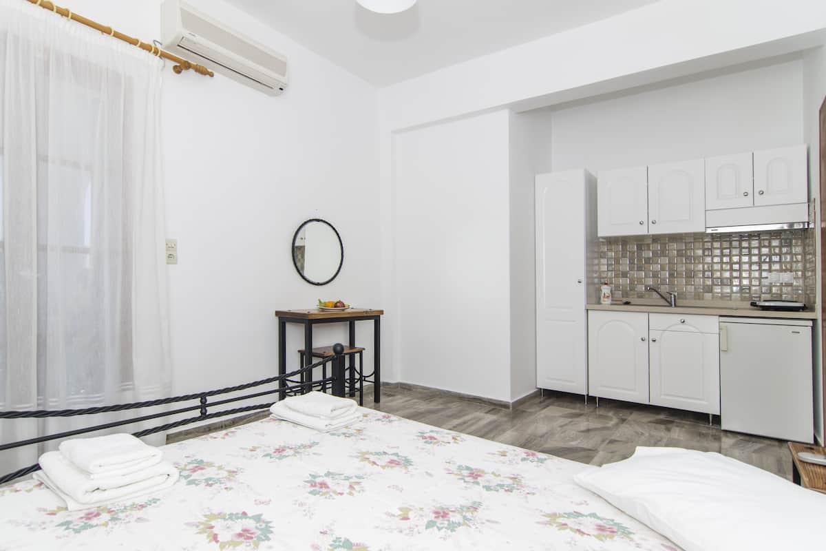 Studio, Balcony | In-room safe, desk, iron/ironing board, free WiFi