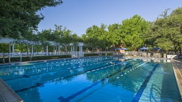 2 outdoor pools