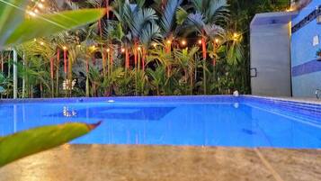 Kolam renang outdoor, dengan kursi berjemur