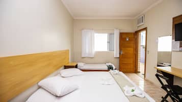 Quarto standard (Quintuple) | Frigobar, roupa de cama