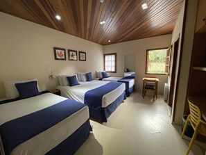 Superior Quadruple Room, Multiple Beds (Quadrupla) | 3 bedrooms, minibar, blackout drapes, soundproofing - Pousada Mendenhall (Campos do Jordão)