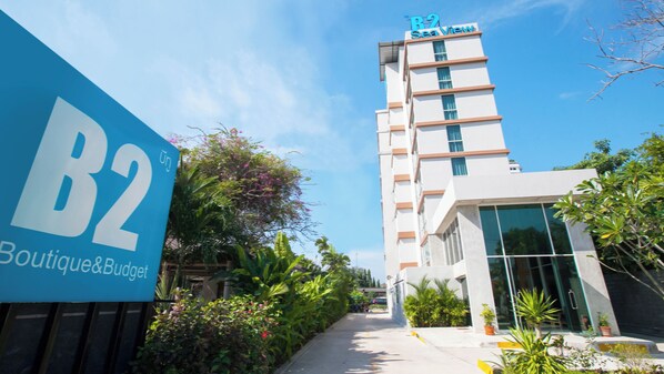 A modern building with a sign reading "B2 Boutique&Budget" and "B2 Sea View". - B2 Sea View Pattaya Boutique & Budget Hotel (Sattahip)