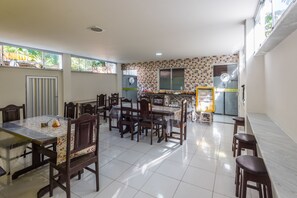 Café da manhã com buffet grátis todos os dias