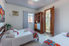 Standard Triple Room | Minibar, individually decorated, iron/ironing board, free WiFi - Pousada Brisa do Mar (Porto Seguro)
