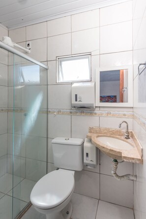Shower, towels - Pousada Brisa do Mar (Porto Seguro)