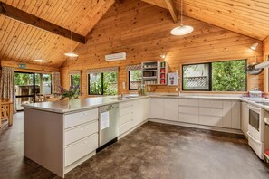 Cookware/dishes/utensils - Altamont Lodge (Wanaka)