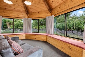Living room - Altamont Lodge (Wanaka)