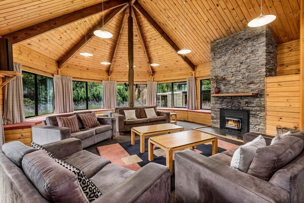 Living room - Altamont Lodge (Wanaka)