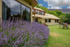 Property grounds - Altamont Lodge (Wanaka)