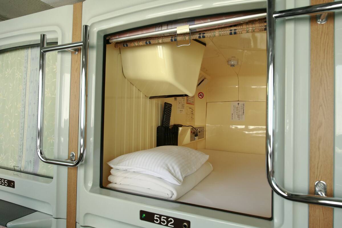 Chambre, hommes uniquement (Sleeping, Pod)