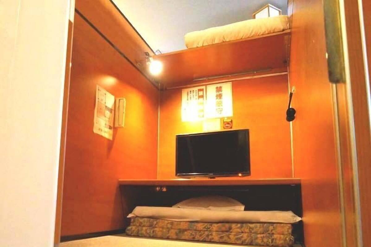 Chambre, hommes uniquement (Capsule, with Futon)