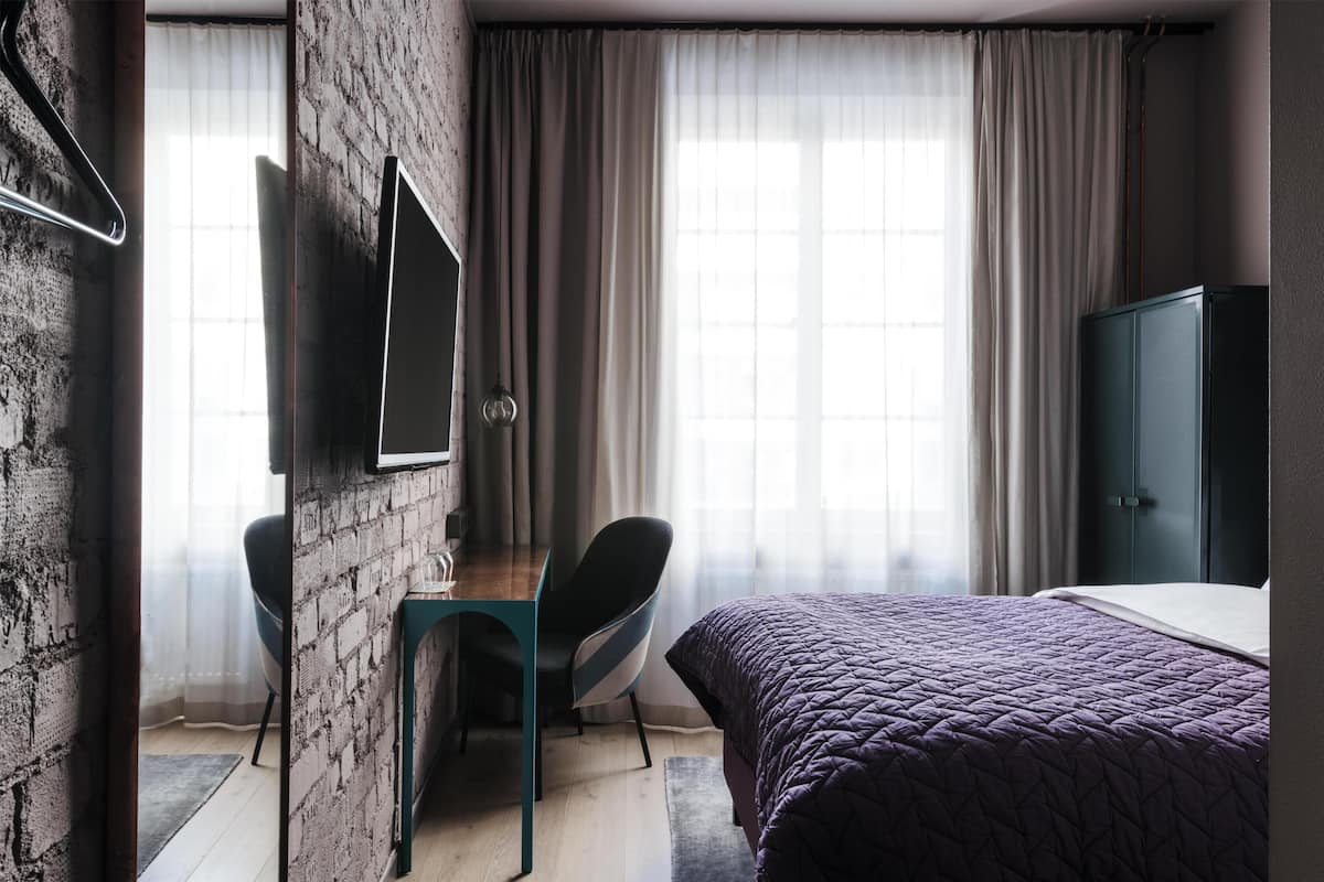 Habitación, 1 cama matrimonial | Ropa de cama de alta calidad y caja de seguridad en la habitación