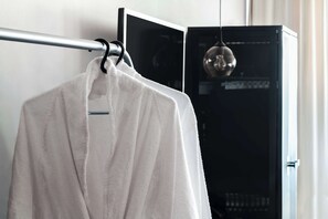 Deluxe Room, 1 King Bed | Premium bedding, in-room safe, individually decorated, blackout drapes