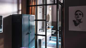 Deluxe Room, 1 Queen Bed | Premium bedding, in-room safe, individually decorated, blackout curtains